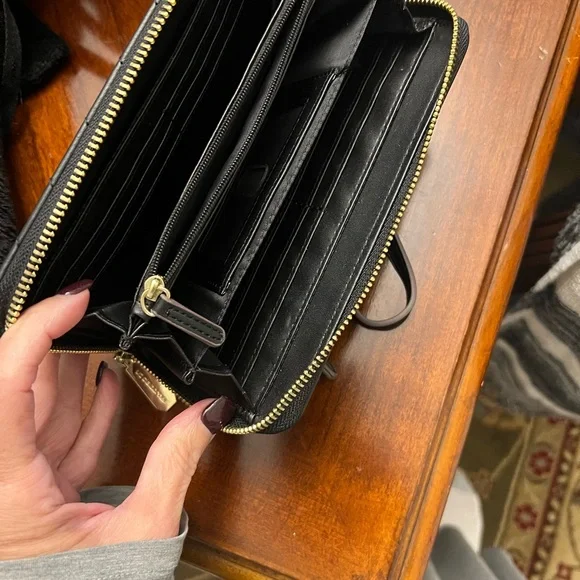 Liz Claiborne Black Quilted Wristlet - Picture 2 of 3